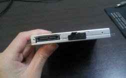 怎么看笔记本电脑光驱接口类型？笔记本电脑底壳那个接口