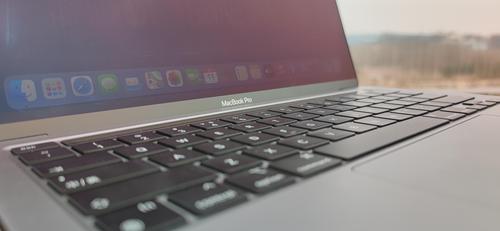Macbook Pro那个logo灯为什么不亮?为什么苹果电脑不更新17寸-图1 Macbook Pro那个logo灯为什么不亮?为什么苹果电脑不更新17寸-图1