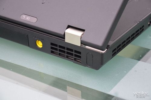 IBM笔记本背面的那个长形接口是干嘛用的?thinkpad底座有什么用-图2 IBM笔记本背面的那个长形接口是干嘛用的?thinkpad底座有什么用-图2