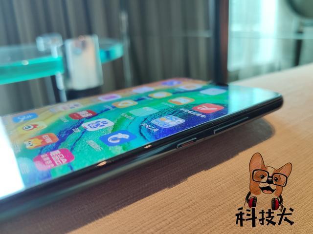 E3与E5柔性屏有什么区别?笔记本外屏是什么材质-图1 E3与E5柔性屏有什么区别?笔记本外屏是什么材质-图1