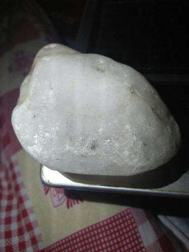 这是什么石头，外面白色的像落了一层雪一样。不是平时看到的一样光滑？笔记本的白色是什么白-图1