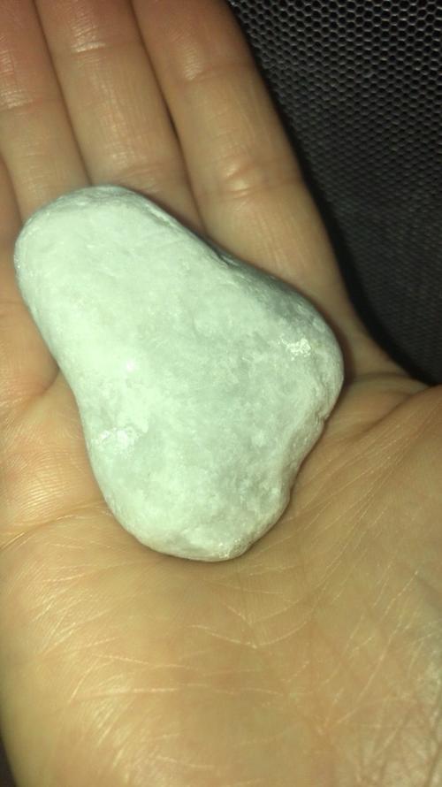这是什么石头，外面白色的像落了一层雪一样。不是平时看到的一样光滑？笔记本的白色是什么白-图2