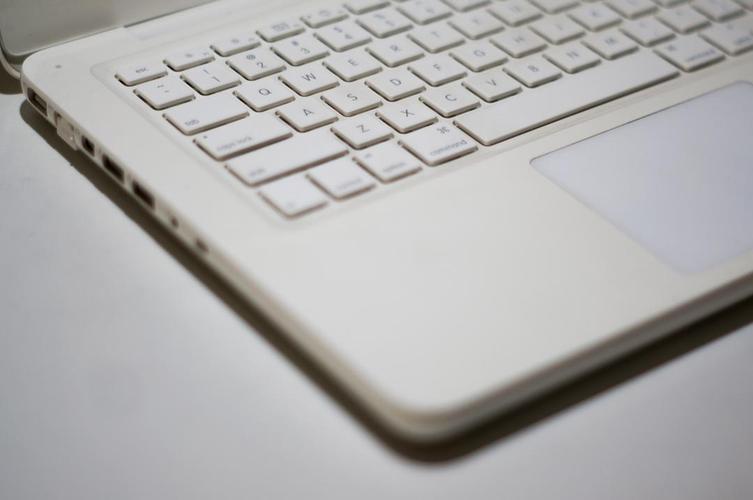 苹果笔记本＝小白macbook mc516内存2G，想升级内存？mc516屏幕怎么样-图2