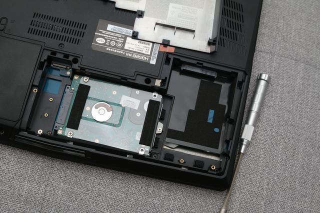 谁知道神舟K580C-i5D1笔记本怎么拆后盖,螺丝拧下来了就是打不开?神舟新战神k580c-i7 d1笔记本-图2 谁知道神舟K580C-i5D1笔记本怎么拆后盖,螺丝拧下来了就是打不开?神舟新战神k580c-i7 d1笔记本-图2
