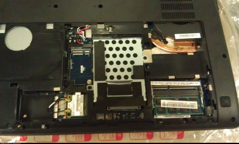 联想z580笔记本怎么拆?联想笔记本y580硬盘位置-图1 联想z580笔记本怎么拆?联想笔记本y580硬盘位置-图1