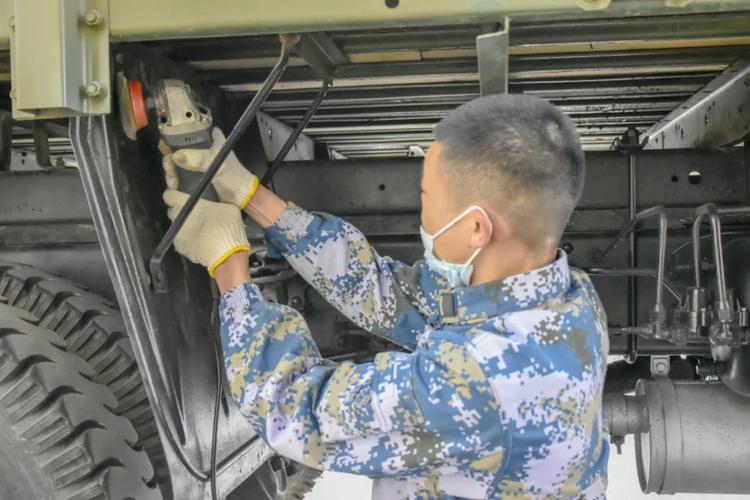 军车怎样拆卸轮胎?军用笔记本电脑 拆解-图3 军车怎样拆卸轮胎?军用笔记本电脑 拆解-图3