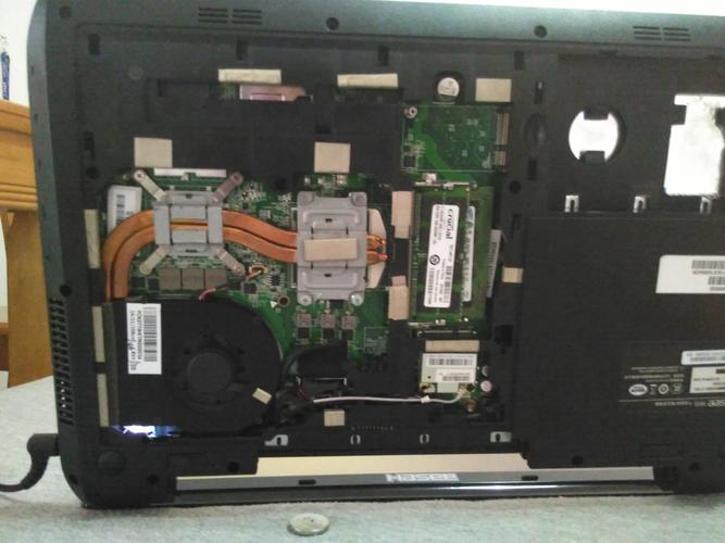 神州战神笔记本,k660di7d1型号,键盘怎么拆,上边4个卡口,左右各两个?高清卡口 笔记本-图3 神州战神笔记本,k660di7d1型号,键盘怎么拆,上边4个卡口,左右各两个?高清卡口 笔记本-图3