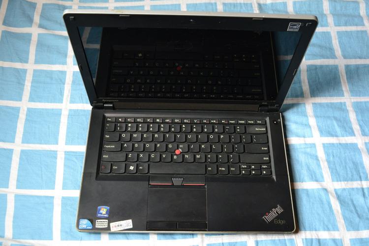 我的是thinkpad E40,我想问笔记本背面有一个长方形的能打开的小盖子,这个位置是干什用的?thinkpad笔记本迷你-图3 我的是thinkpad E40,我想问笔记本背面有一个长方形的能打开的小盖子,这个位置是干什用的?thinkpad笔记本迷你-图3