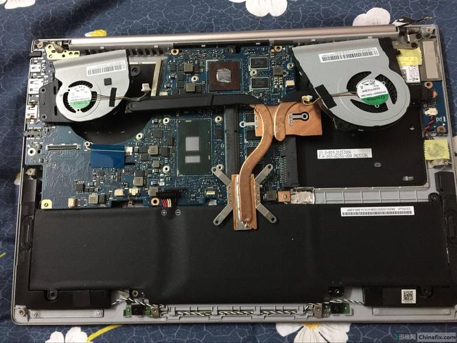 华硕笔记本u303l键盘怎么拆下来?华硕笔记本u303l的拆法-图3 华硕笔记本u303l键盘怎么拆下来?华硕笔记本u303l的拆法-图3